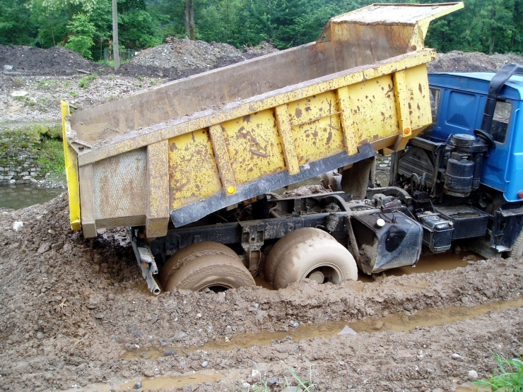 How To Stay Safe While Working With A Dump Truck